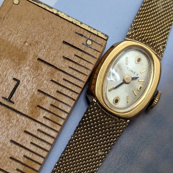 Timex Watch Bracelet Wind Up Mechanical and is Working Excellent Condition 17 Jw